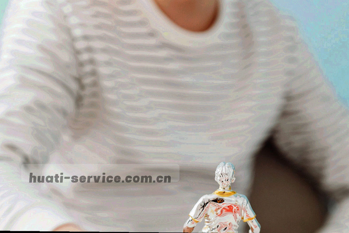 桌面俯拍场景：平板与手机并排放置，屏幕上显示同一份抽象服务列表区块，整体为奶油底色与蓝色块面
